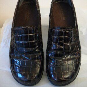 Clarks Bendables Women's Brown  Leather Croc Embossed Slip on Loafers-Size-7